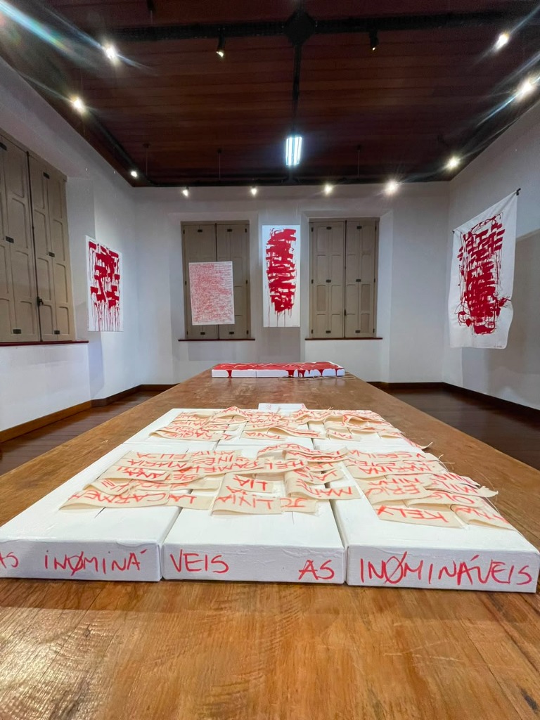 Vista da exposição Violentos Vermelhos - Mesa com instalações