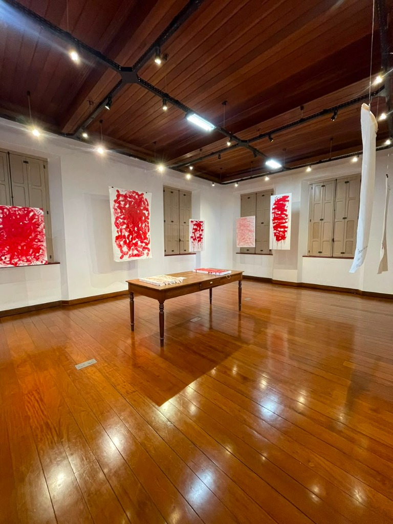 Vista panorâmica da exposição Violentos Vermelhos no Museu do Imigrante